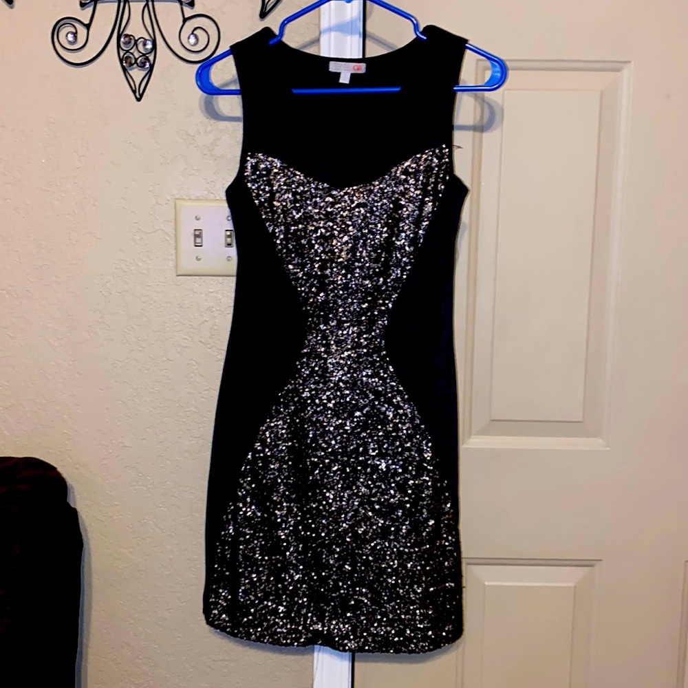 Fun but yet elegant mini dress, very slenderizing